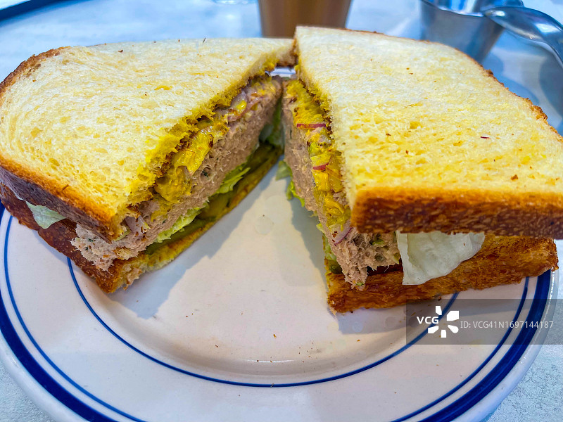 金枪鱼沙拉三明治图片素材