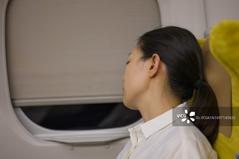 旅途中，一位女人和一个男孩在路边休息图片素材