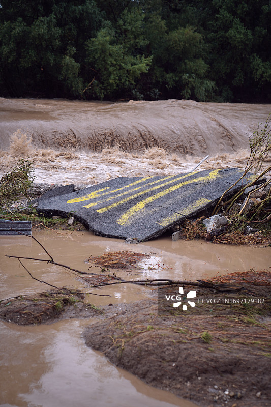 洪水冲断的沥青路面图片素材