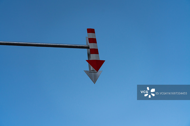 红白色金属箭头图片素材