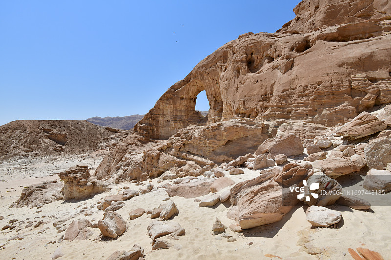沙漠中的天然拱门图片素材