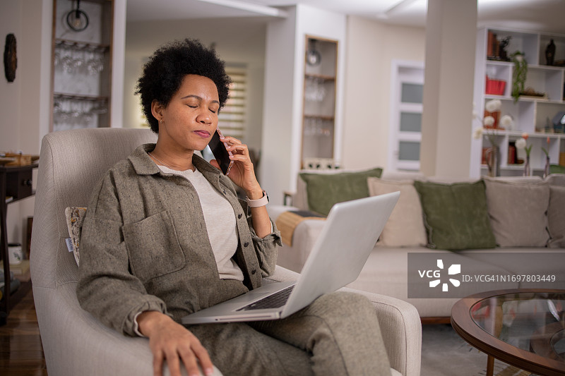 女性在家办公图片素材