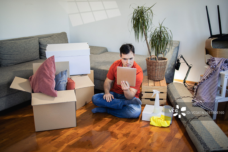 在客厅使用平板电脑的男人肖像图片素材