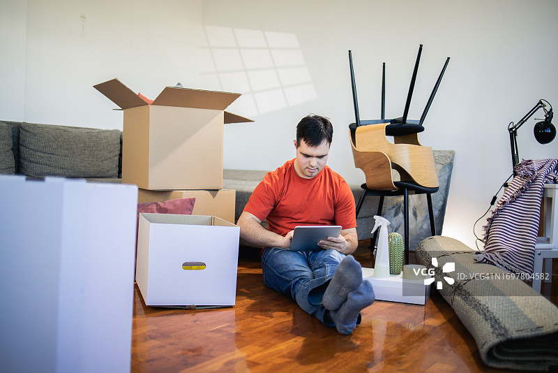 年轻人居家使用平板电脑人像图片素材