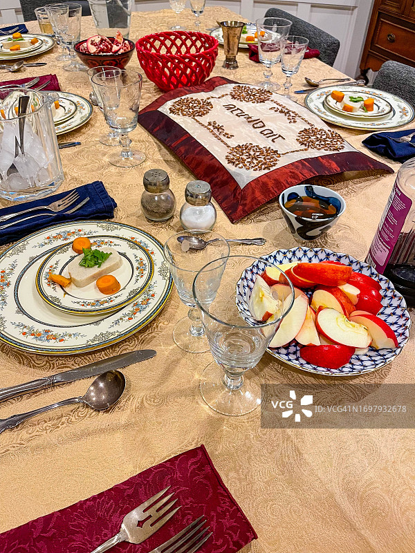 犹太新年节日晚餐餐桌摆设图片素材