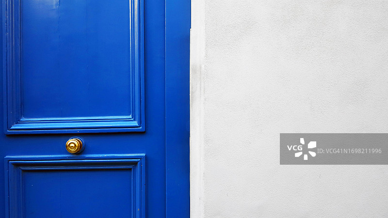 法国巴黎的蓝色门和白色墙壁特写图片素材