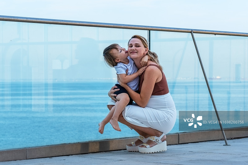 幸福家庭，女儿拥抱怀孕的妈妈图片素材