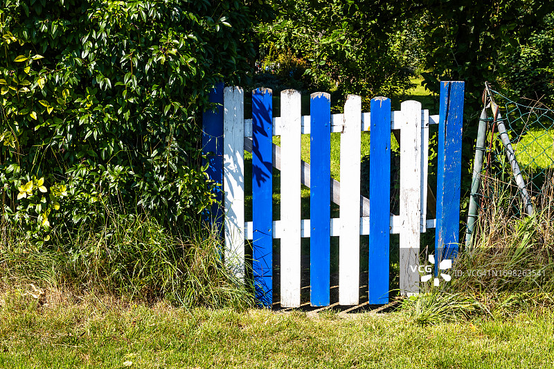 蓝白相间的木门图片素材