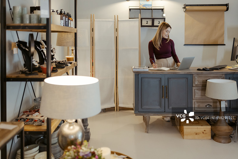 在家庭装饰店使用笔记本电脑的业主图片素材