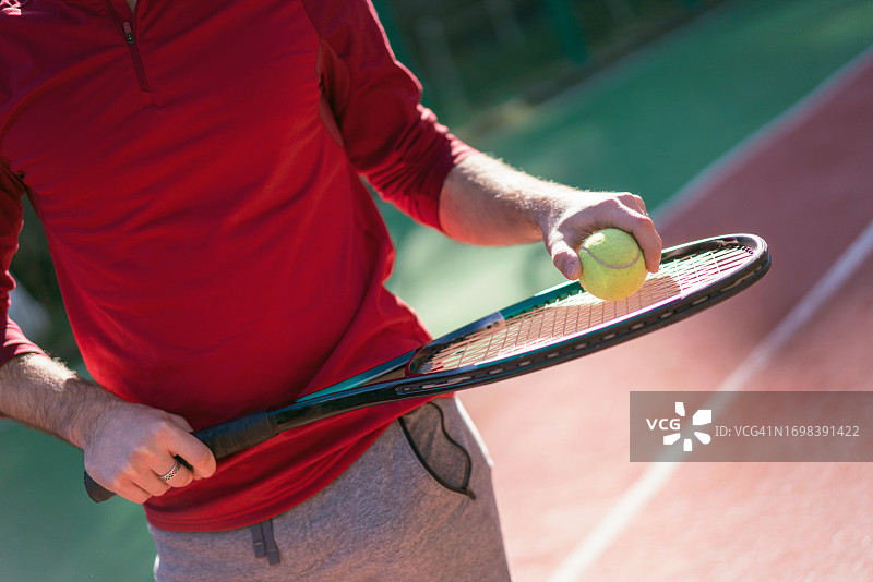 网球运动员准备发球图片素材