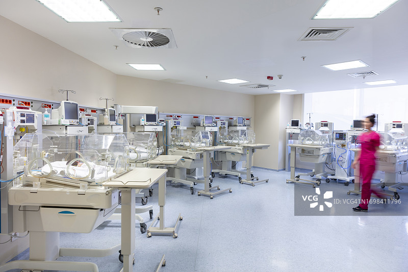 在特殊婴儿护理室里的婴儿和护士图片素材