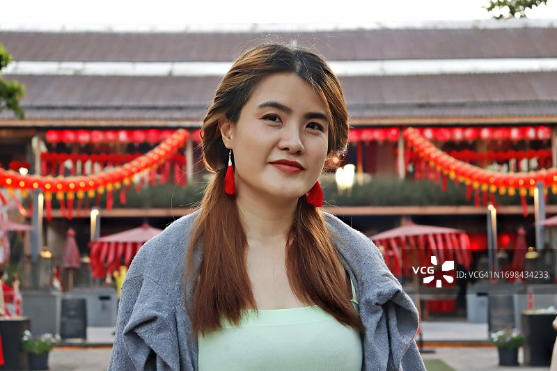 中国佛教寺庙里的女游客与中国新年灯笼图片素材