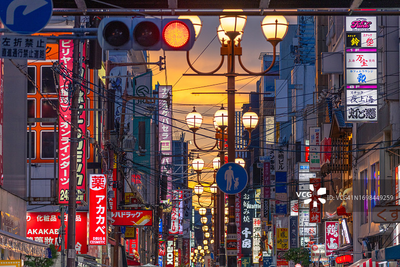 大阪日落时的发光霓虹灯图片素材