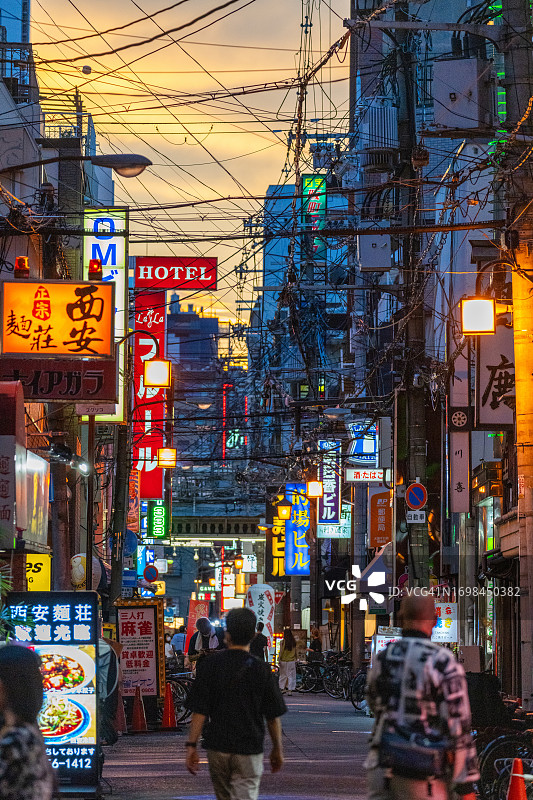 大阪日落时的发光霓虹灯图片素材