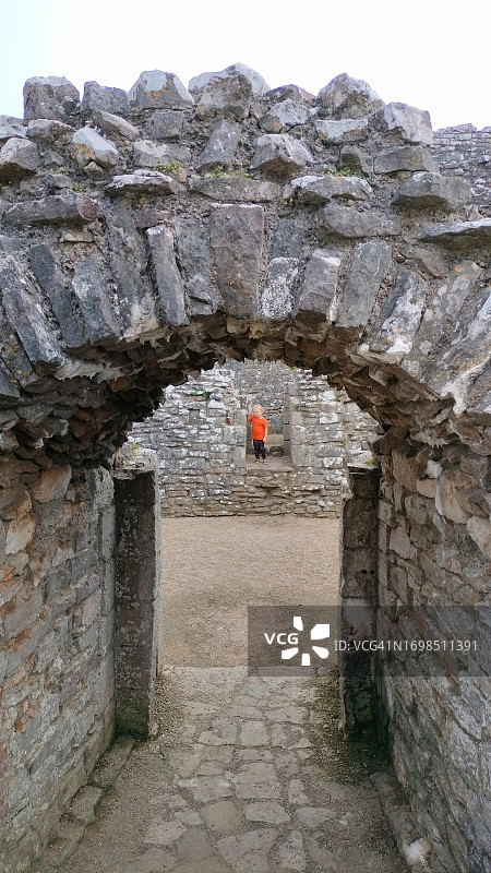 幼儿探索城堡遗址图片素材