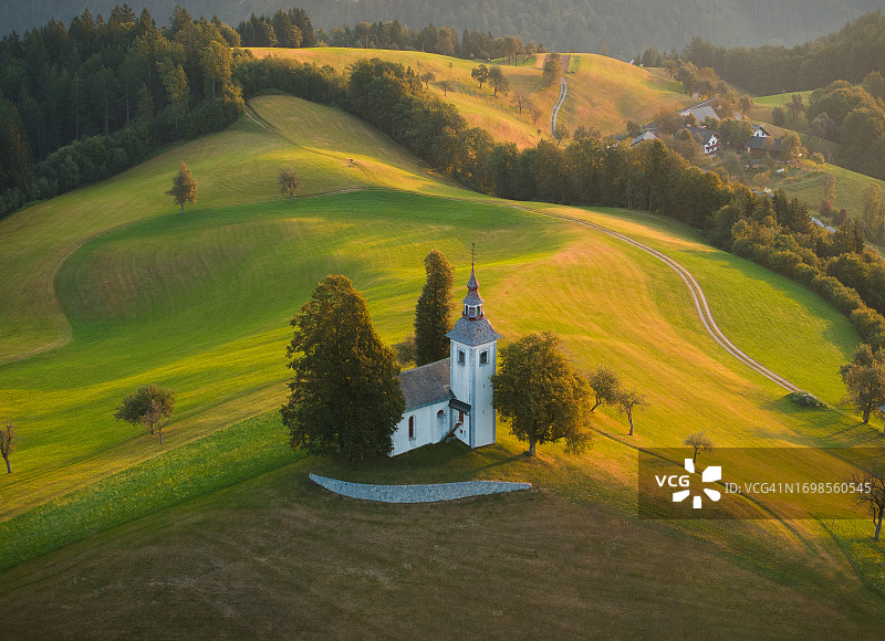 斯洛文尼亚山顶教堂日出航拍景观（圣托马斯教堂）图片素材