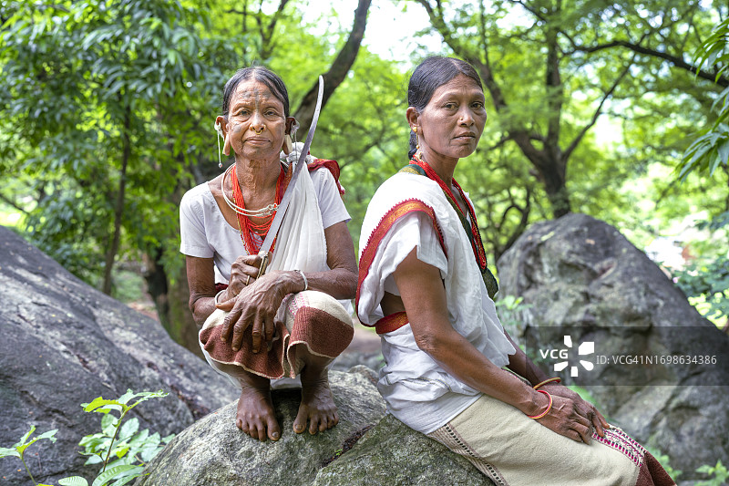 印度奥里萨邦兰加·绍拉部落手持刀具的两名妇女图片素材