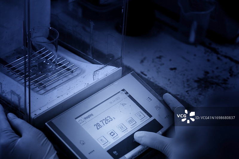 科研人员在化学实验室中使用精密天平图片素材