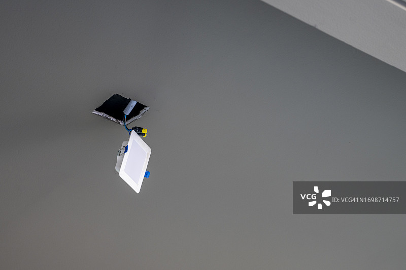 安装LED节能灯泡图片素材