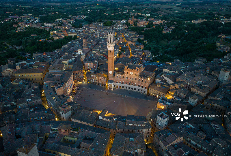 意大利托斯卡纳锡耶纳曼贾塔夜景航拍图片素材