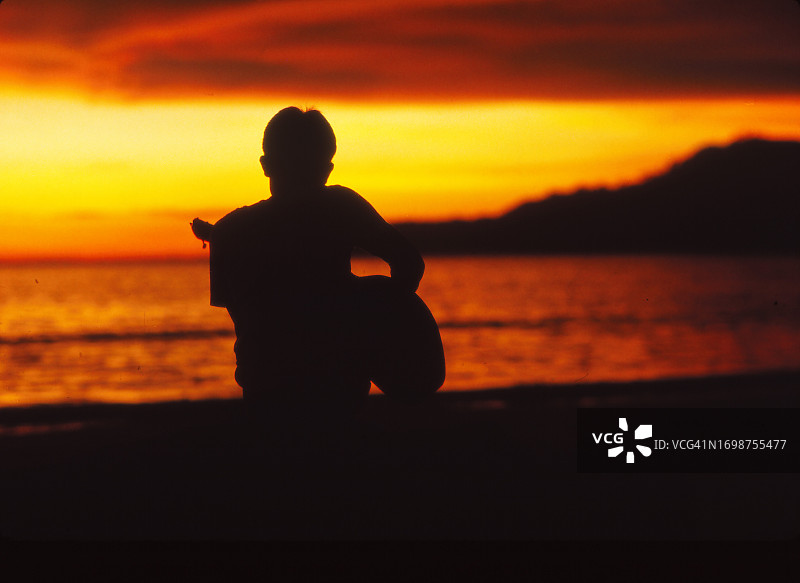 在日落时弹吉他图片素材