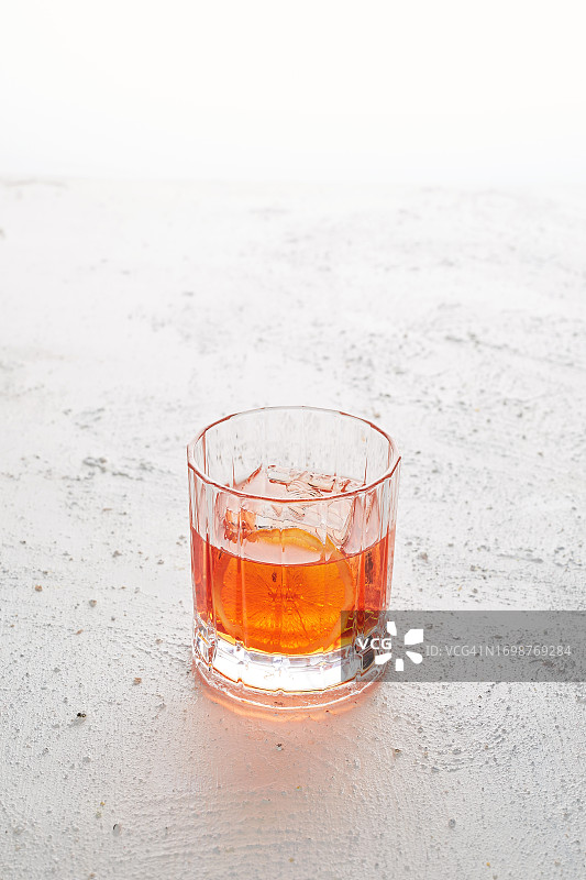 美味的尼格龙尼鸡尾酒，浅色背景，留有文本空间图片素材