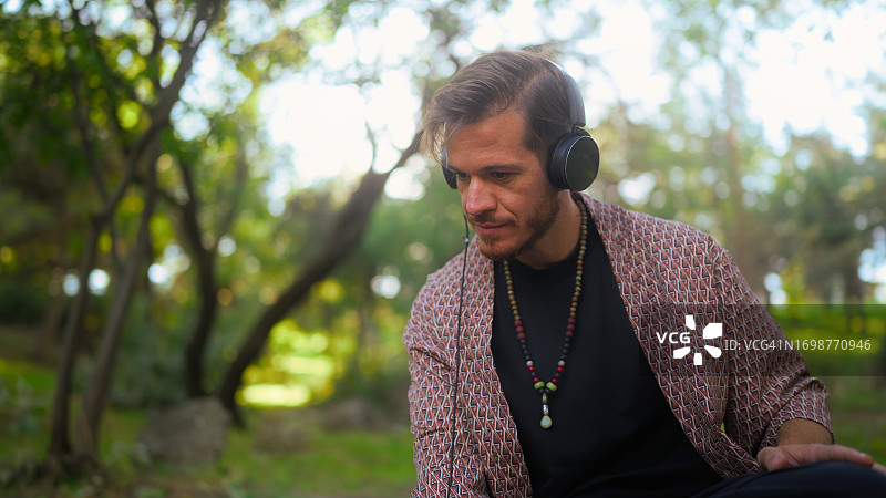 男子专注于在公园里创作音乐图片素材