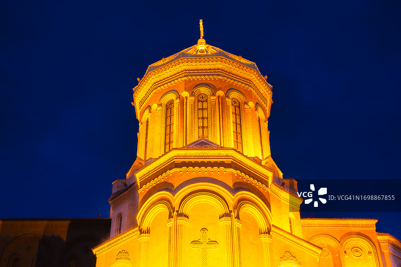 午夜变焦镜头下的第比利斯圣三一主教座堂，格鲁吉亚第比利斯图片素材