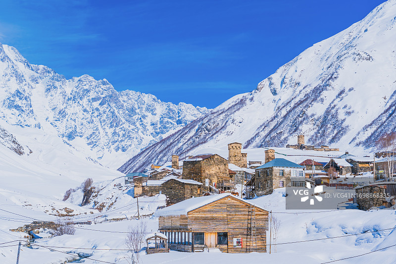 阳光明媚的冬季，白雪皑皑的乌什古里村图片素材