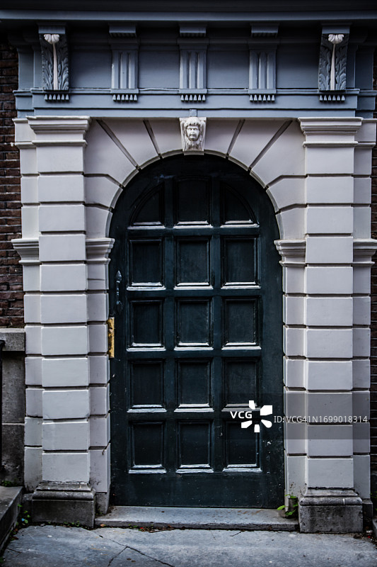 乌得勒支街头的典型门图片素材