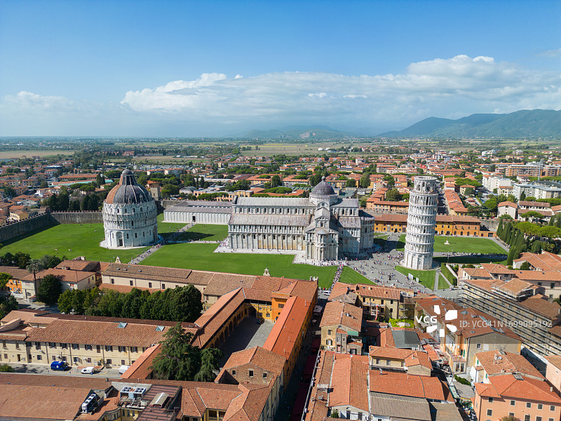 阳光明媚的夏日，从空中俯瞰意大利托斯卡纳奇迹广场上雄伟的比萨斜塔和比萨大教堂图片素材