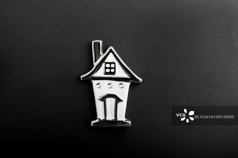 黑色背景上的白色小房子图片素材