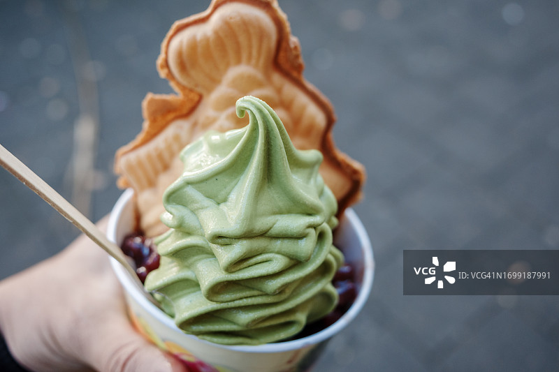 抹茶冰淇淋，配鲷鱼烧和红豆图片素材