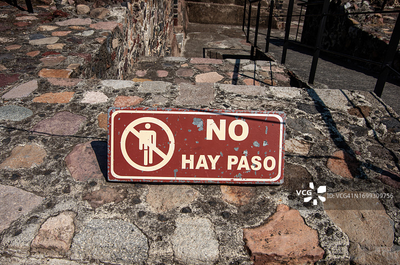写着“禁止通行”的西班牙语标志图片素材