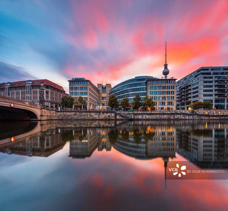 阳光下的柏林秋日天际线与施普雷河图片素材