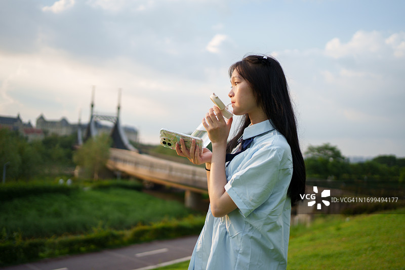 女孩在户外饮水图片素材