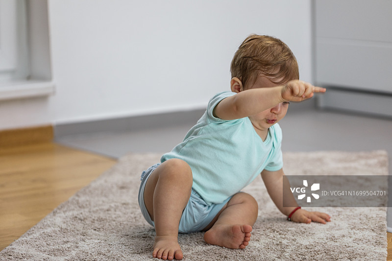 做滑稽表情的女婴图片素材