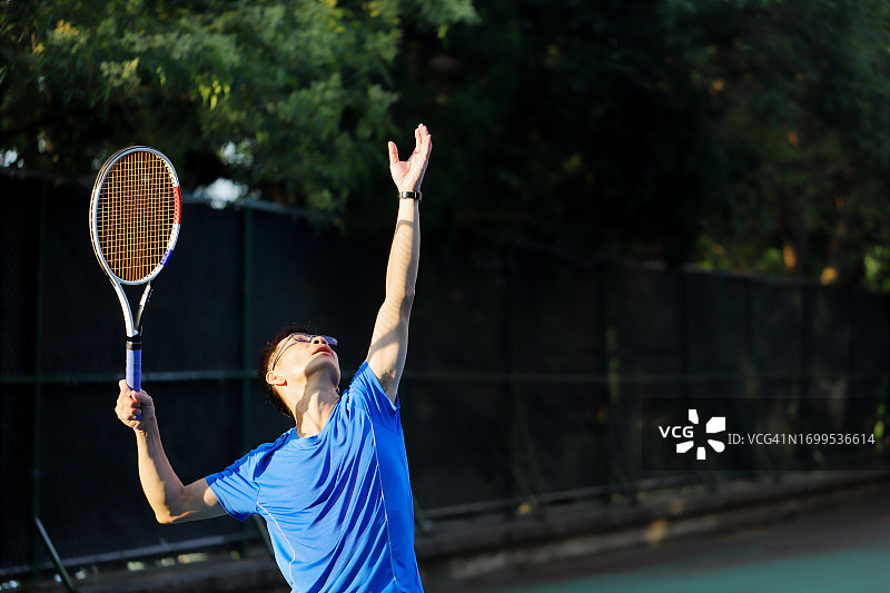 在网球场上打球的网球运动员图片素材