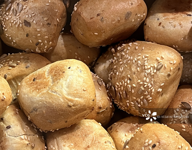 新鲜出炉的芝麻南瓜籽面包卷图片素材