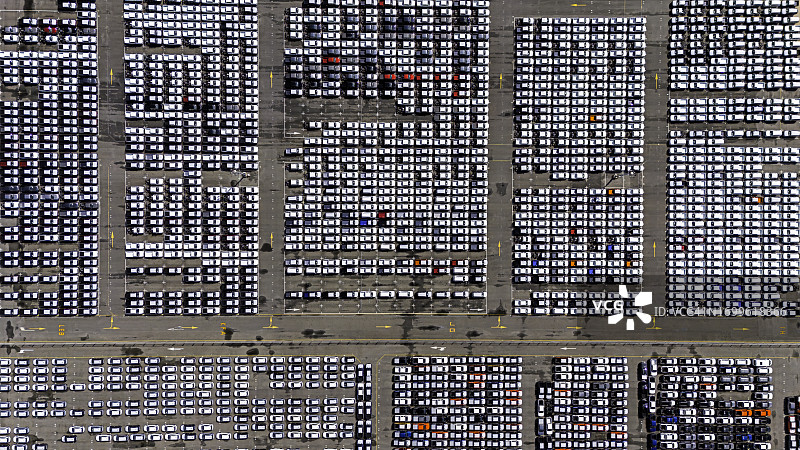 进出口业务和物流中的汽车出口码头航拍视角图片素材