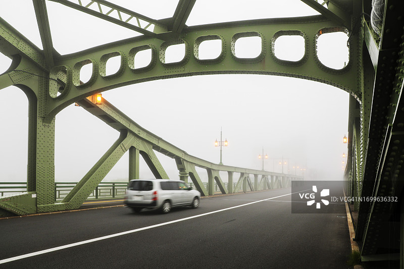 雾中常盘通上的石狩川旭桥图片素材