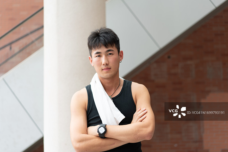 男大学生准备参加体育运动图片素材