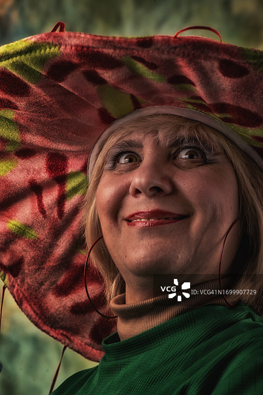 戴帽子的滑稽演员做着鬼脸表演图片素材