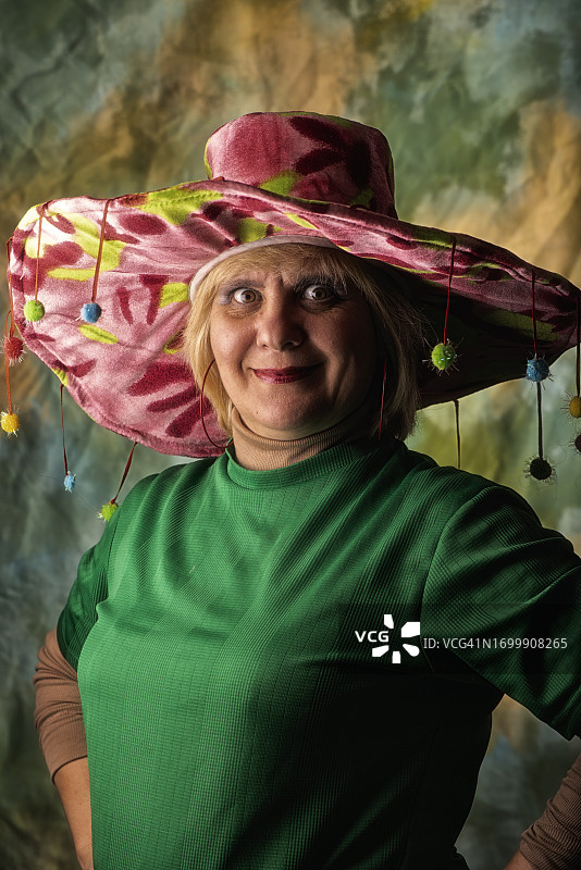 戴帽子的滑稽演员做着鬼脸表演图片素材