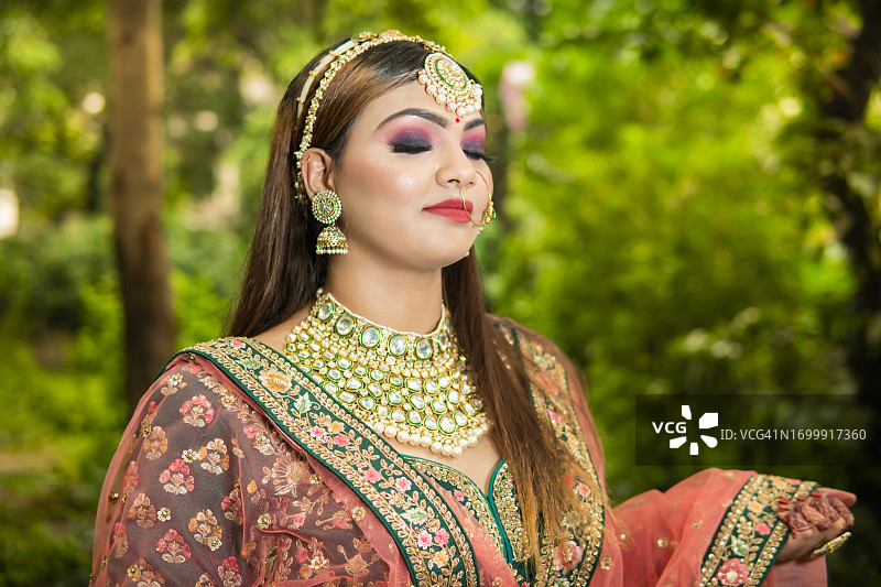 身穿纱丽和珠宝的印度新娘图片素材