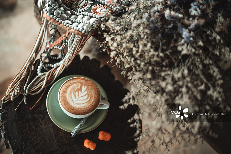 木桌上的罗塞塔咖啡拿铁艺术图片素材