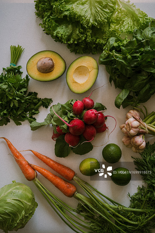 平铺在桌子上的水果和蔬菜：萝卜、胡萝卜、酸橙、蔬菜、生菜图片素材