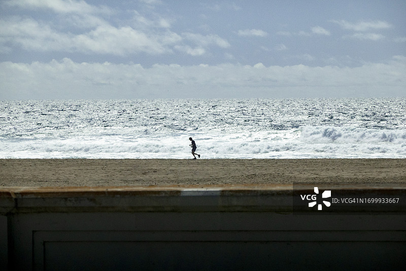 在海滩上慢跑的人图片素材