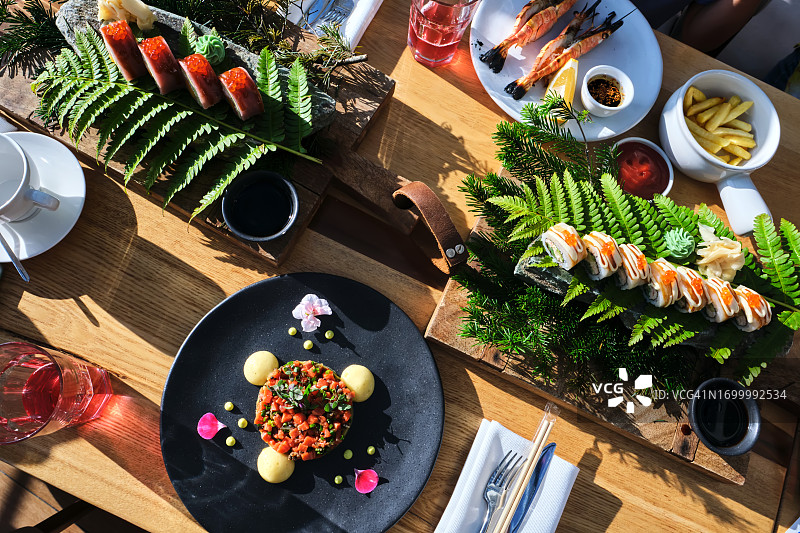 摆满精美亚洲菜肴和寿司的餐桌（俯视）图片素材