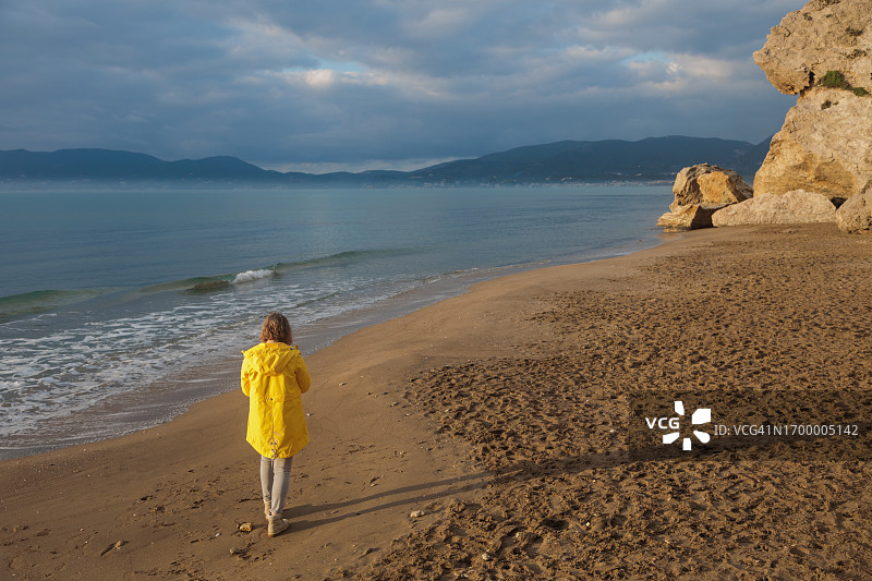 （40-44岁）走在海滩上的胖乎乎的中年妇女的背影图片素材